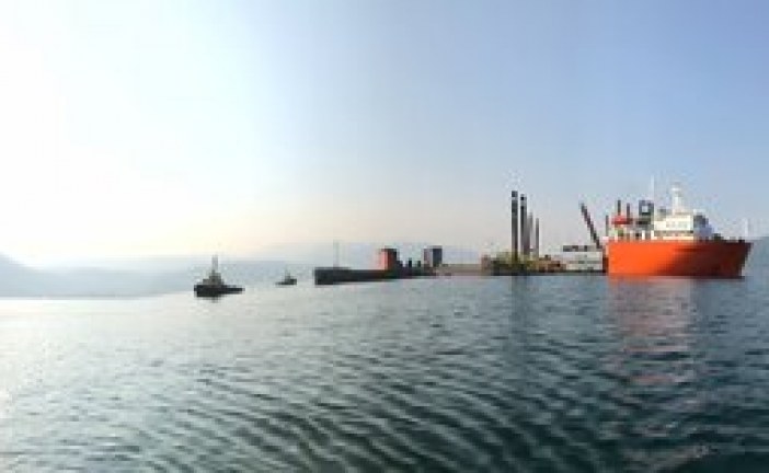 ​Photo: Heavy Lift vessel arrives in Kitimat harbour to start pre-construction work for LNG Canada